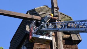 Die historische Windmühle im Mühlenhof Münster verliert ihre Flügel. Spezialisten restaurieren das Wahrzeichen bis 2027.