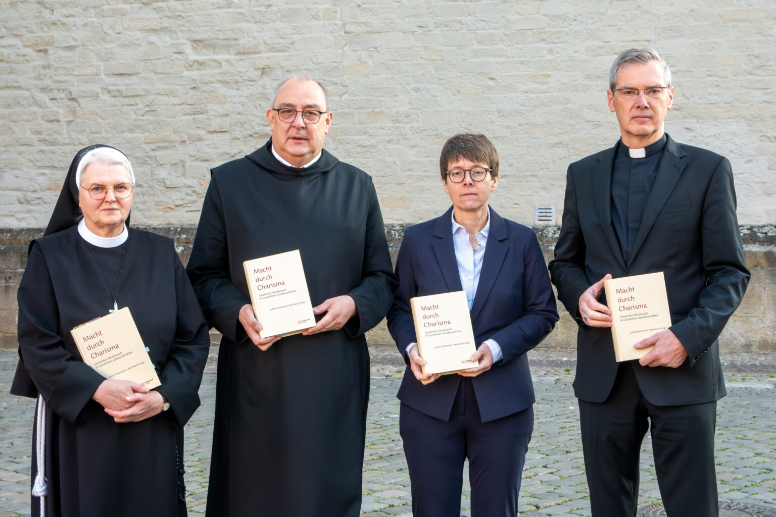Nach der Missbrauchsstudie kündigen die Bistümer Münster und Osnabrück Konsequenzen und strengere Regeln an.
