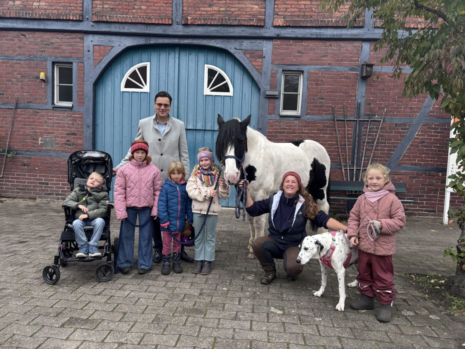 Inklusives Ferienprogramm auf Gut Kinderhaus: Jugendstiftung fördert Begegnungen mit Tieren