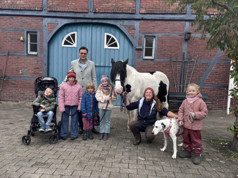 Inklusives Ferienprogramm auf Gut Kinderhaus: Jugendstiftung fördert Begegnungen mit Tieren