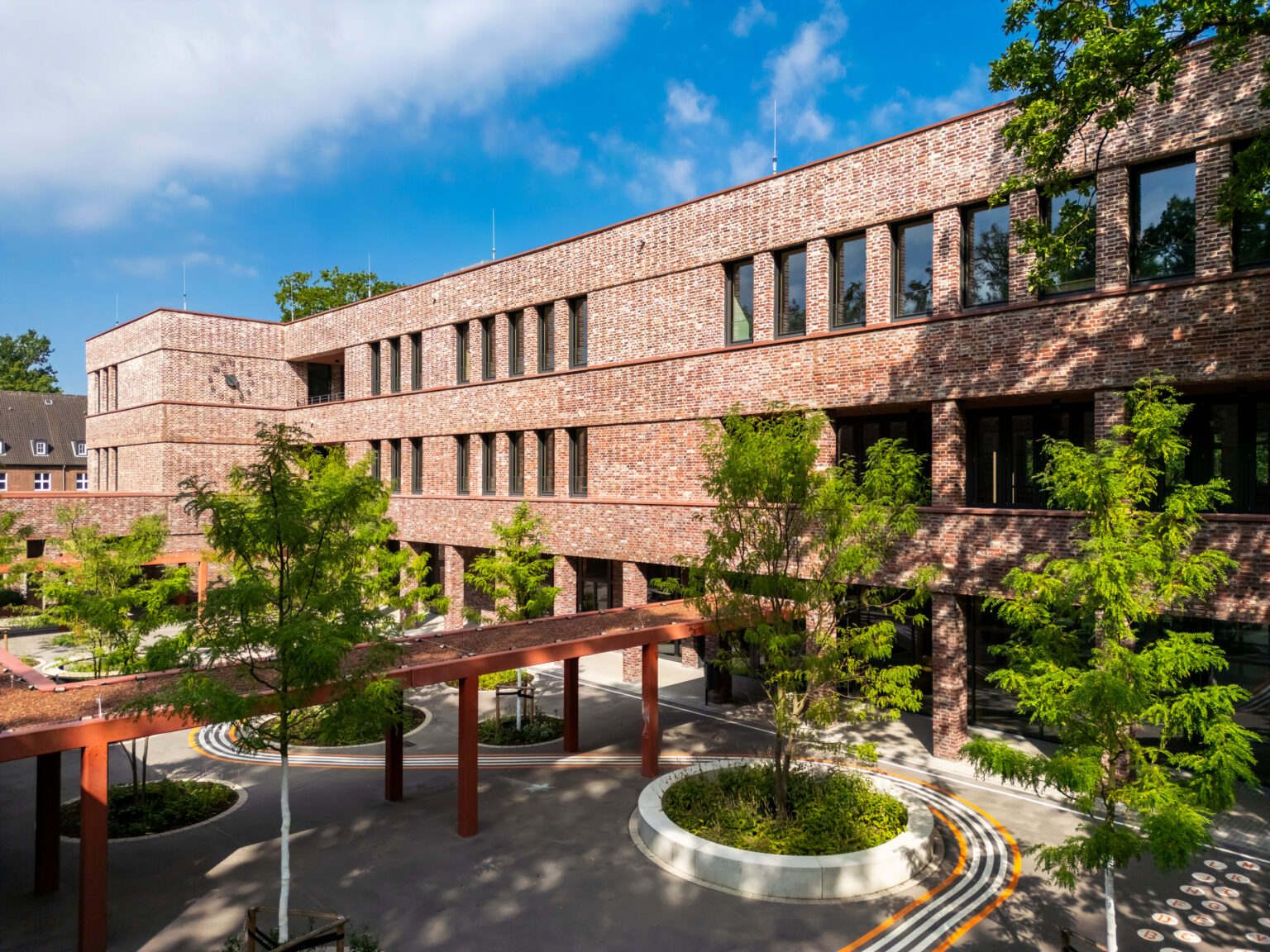 Die Grundschule York in Münster erhält den BDA-Architekturpreis 2026. Der Neubau überzeugt mit nachhaltiger Bauweise und modernen Lernräumen.