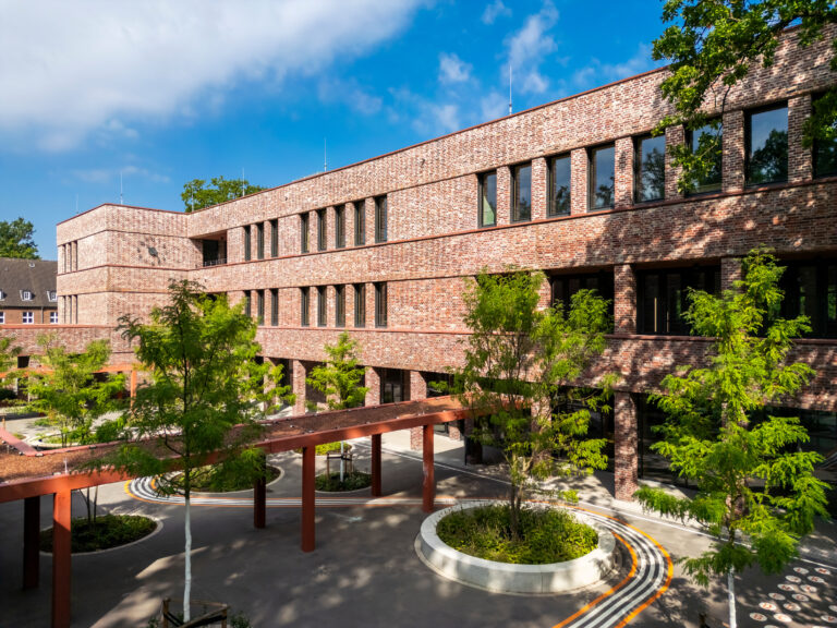 Die Grundschule York in Münster erhält den BDA-Architekturpreis 2026. Der Neubau überzeugt mit nachhaltiger Bauweise und modernen Lernräumen.