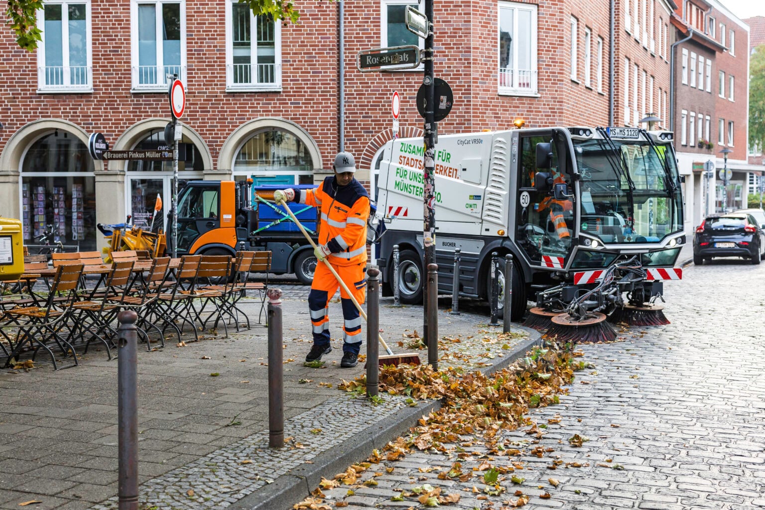 Die AWM sammeln 1.000 Tonnen Laub in Münster. Wann müssen Anlieger selbst fegen und wo darf das Laub entsorgt werden?
