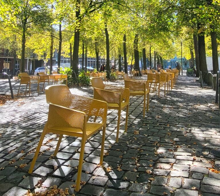 Die Domplatz-Oase in Münster geht am 30. Oktober in die Winterpause. Die 80 gelben Stühle sollen im Mai 2027 zurückkehren.