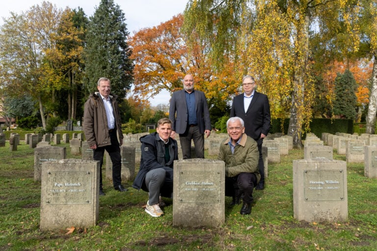 Münster erneuert 261 Kriegsgräber auf dem Zentralfriedhof. Bei der Überprüfung historischer Grabdaten entdeckt das Stadtarchiv Unstimmigkeiten.