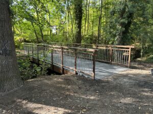 Neue Brücke über den Gievenbach ist nach drei Tagen fertig