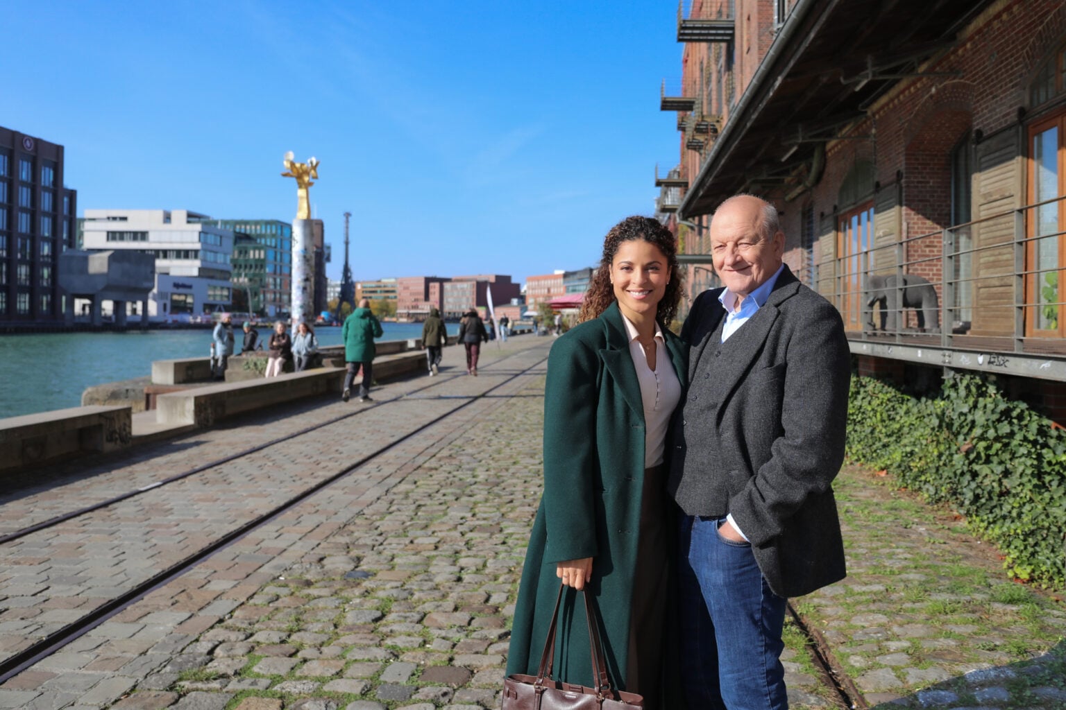 Wilsberg dreht zwei neue Folgen in Münster. Am Hafen und rund ums Antiquariat entstehen Krimis mit Leonard Lansink und Wayne Carpendale.