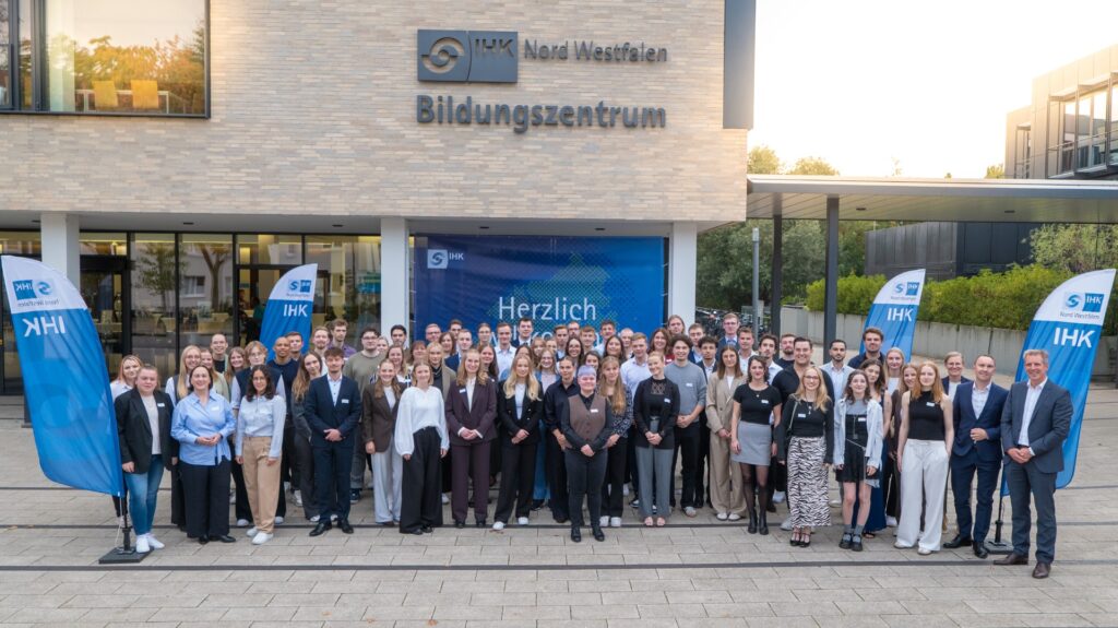 Teilnehmer und Gratulanten bei der Bestenehrung der IHK Nord Westfalen in Münster.