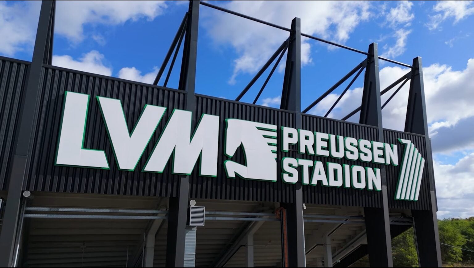 Das LVM-Preußenstadion in Münster hat neue, beleuchtete Schriftzüge an beiden Tribünen. Ein weiterer Meilenstein beim Umbau.