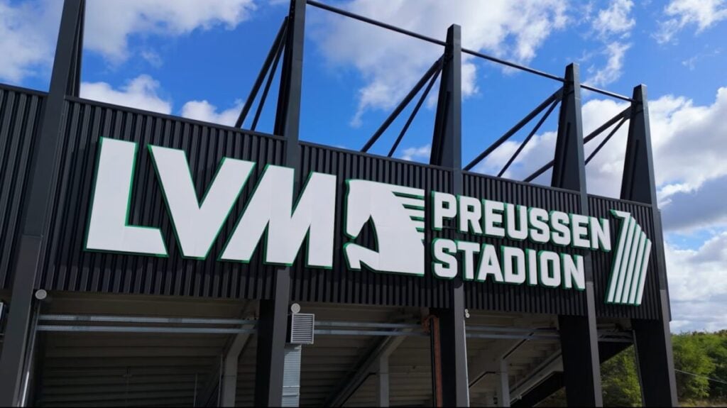 Das LVM-Preußenstadion in Münster hat neue, beleuchtete Schriftzüge an beiden Tribünen. Ein weiterer Meilenstein beim Umbau.