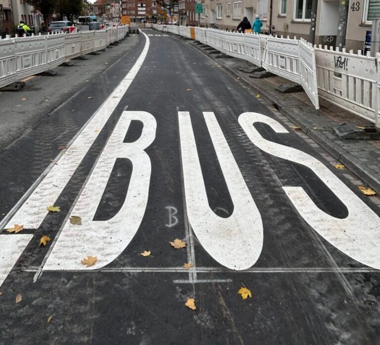 Die neue Busspur auf der Weseler Straße nimmt Gestalt an. Der VCD begrüßt die Maßnahme, fordert aber weitere Verbesserungen in Münster.