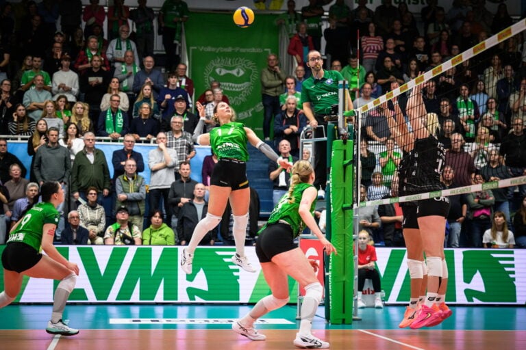 Drei Spiele, drei Siege! USC Münster schlägt Vilsbiburg mit 3:1. Leana Zuvic glänzt mit 20 Punkten und wird zur MVP gewählt.