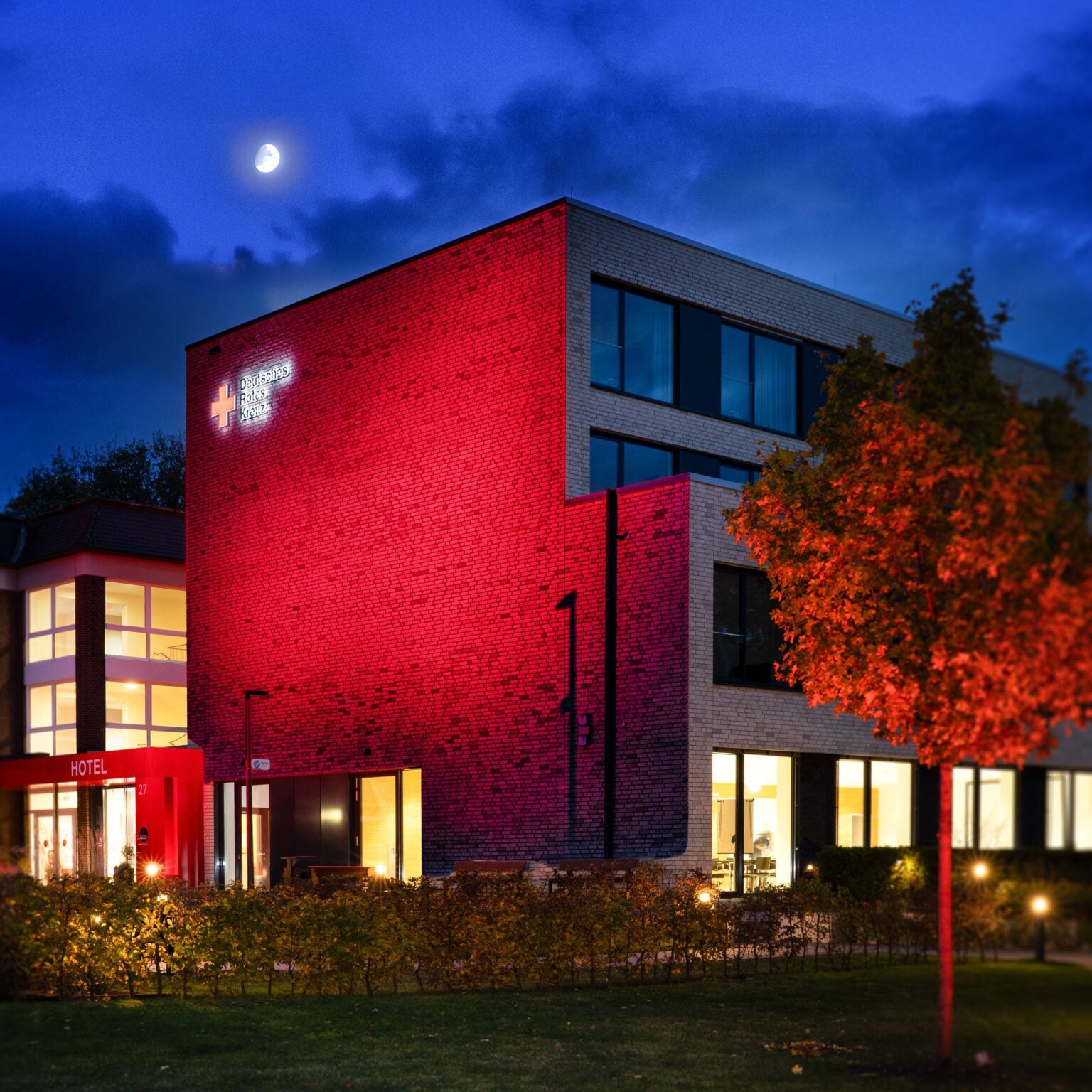 Am 30. Oktober ruft das DRK in Westfalen-Lippe dazu auf, Gebäude und Fenster rot zu beleuchten. Die Aktion setzt ein Zeichen für Menschlichkeit.