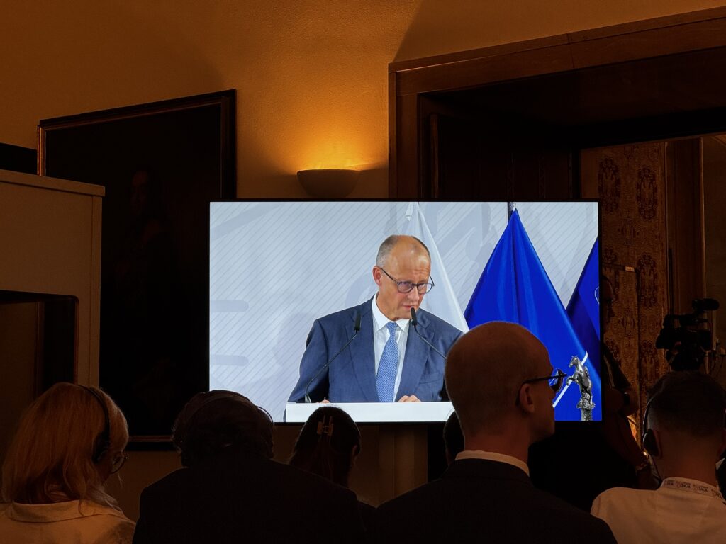 17:14 Uhr: Merz: Deutschland will mehr Verantwortung übernehmen Friedrich Merz verbindet die Stabilität Deutschlands direkt mit Europa und der Ukraine. „Wankt Deutschland, wankt Europa, wankt auch die Ukraine“, sagt der Bundeskanzler. Umgekehrt gelte: Stehe Deutschland fest, stärke das auch Europa und die Ukraine. Deutschland sei „willens, fähig und bereit“, in einem erneuerten Bündnis mehr Verantwortung zu übernehmen. Das sei die Antwort auf „eine neue Zeit großer Mächte und technischer Revolutionen“.