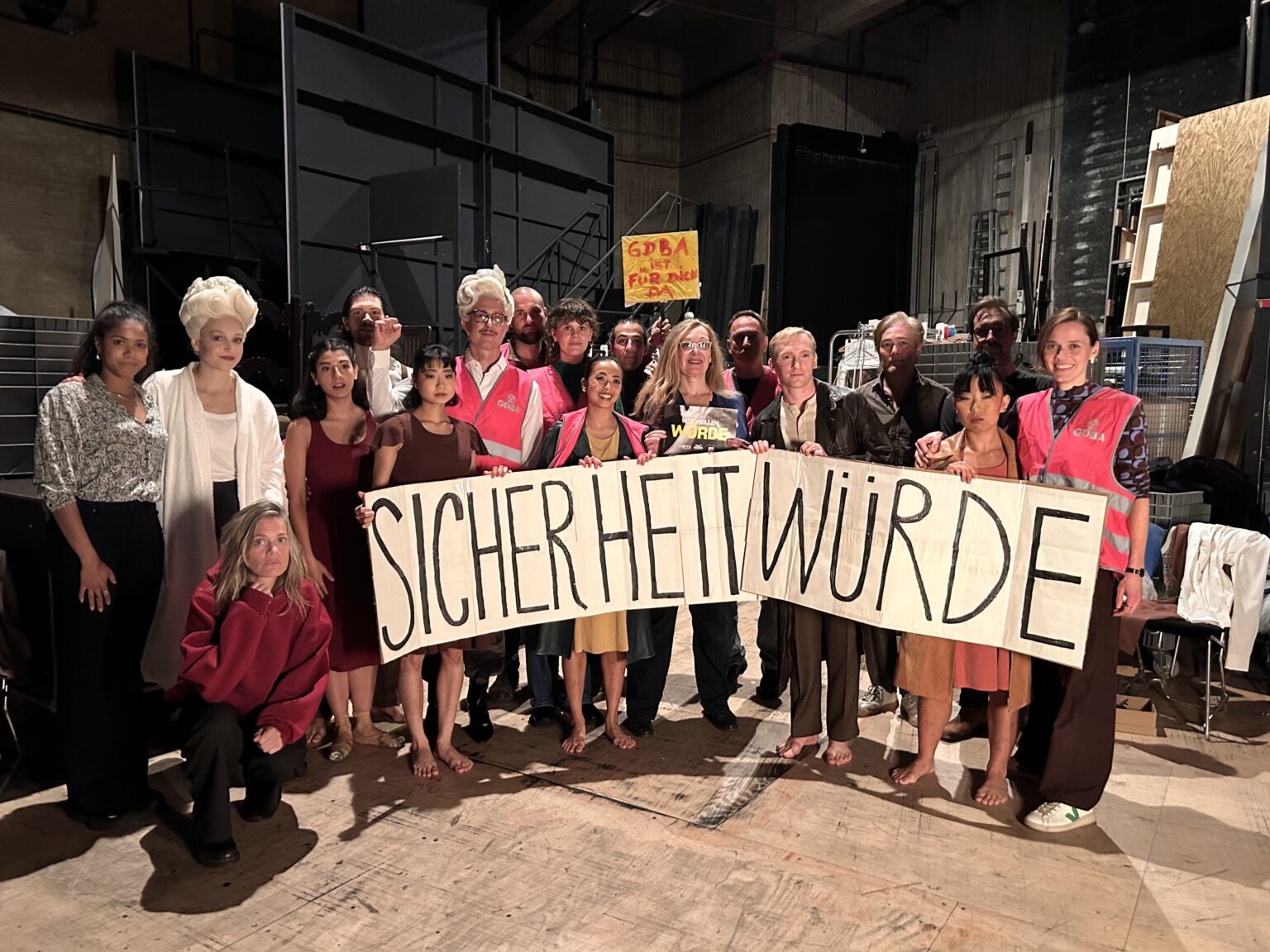 Streik am Theater Münster: 92 Prozent der Tänzer könnten ihre Jobs verlieren. Beschäftigte schildern persönliche Schicksale und erheben Vorwürfe.