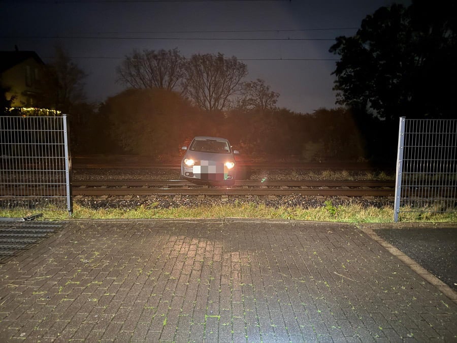 Ein 62-Jähriger landet in Drensteinfurt mit seinem Auto auf den Gleisen. Ein herannahender Güterzug darf glücklicherweise nicht weiterfahren.