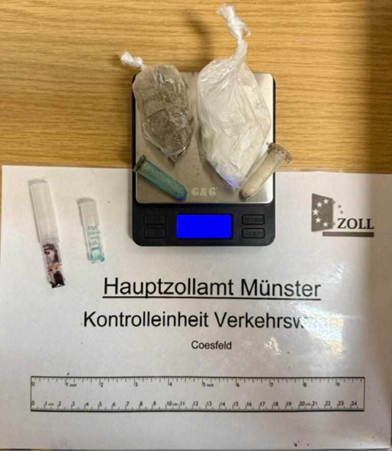 Zoll entdeckt bei einer Radfahrerin nahe Gronau 44 Gramm Kokain und Heroin. Die 44-Jährige sitzt inzwischen in der JVA Bielefeld.