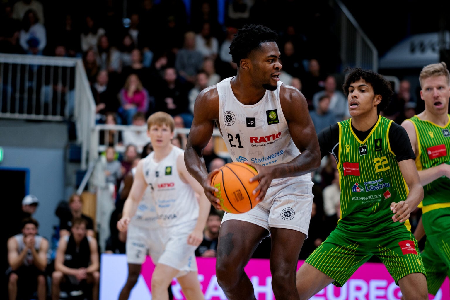 Die Uni Baskets Münster schlagen Wedel mit 71:49 und übernehmen die Tabellenführung der ProB. Ein starkes drittes Viertel entscheidet das Spiel.