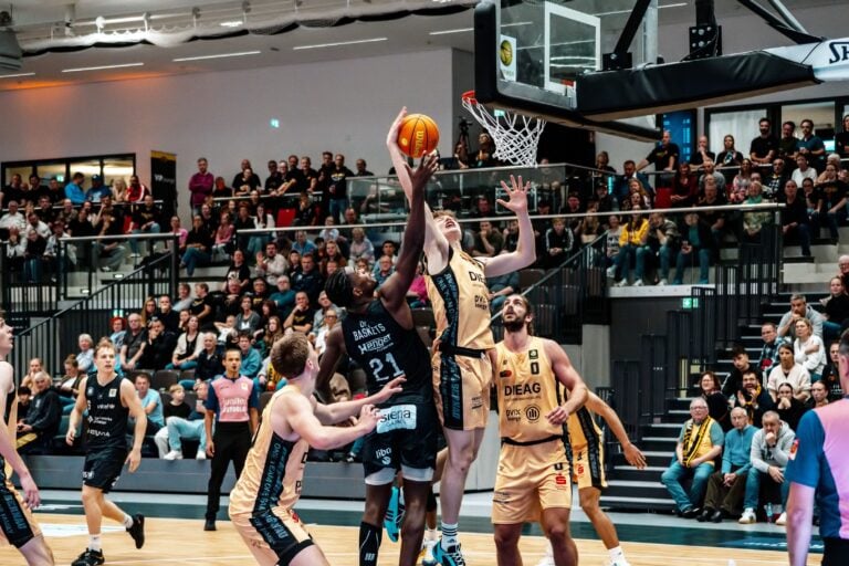 Die Uni Baskets Münster gewinnen das Topspiel gegen LOK Bernau mit 82:74. Adam Touray glänzt mit 25 Punkten.