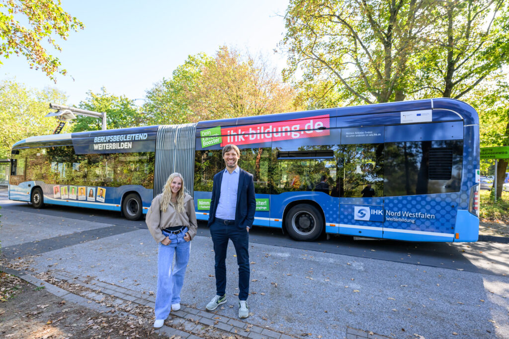 Ein Elektrobus wirbt in Münster für Weiterbildung. Die IHK informiert über Karrierechancen, neue Qualifikationen und Fördermöglichkeiten.