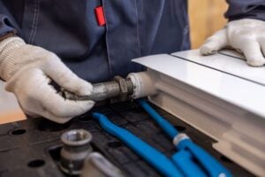 Drei falsche Handwerker bestehlen einen 88-Jährigen in Münster. Die Polizei sucht Zeugen und warnt vor der Betrugsmasche.