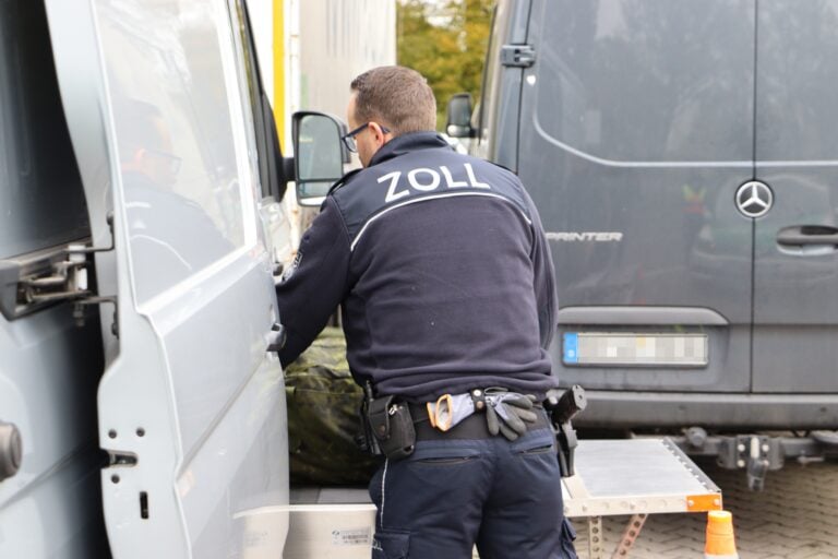 Im Kreis Steinfurt entdeckt der Zoll drei Paletten mit Lachgas. Zwei Insassen flüchten in Richtung Wald. Die Staatsanwaltschaft ermittelt.