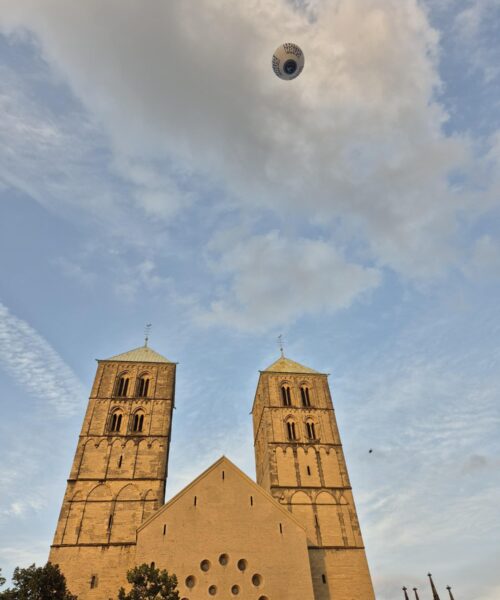 Ein Heißluftballon landete unerwartet auf dem Schlossplatz in Münster und sorgte während des Sommernachtskinos für großes Aufsehen. Erfahren Sie mehr über die spektakuläre Notlandung.
