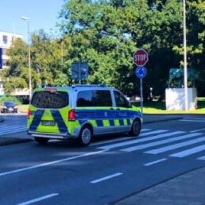 Symbolbild für die Polizei Münster, hier zu sehen ein Polizeiauto am Ludgerikreisel in Münster.